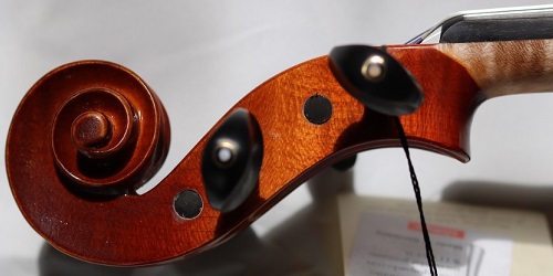 3/4 Viool Ars Music 028 " Hoge kwaliteit, hand gebouwd in Tsjechisch atelier " Het instrument is met zorg gebouwd door vakbekwame bouwers onder leiding van meester-vioolbouwers. Het tempo ligt lager dan in fabrieken: vanwege de aandacht voor elk detail. Het resultaat is een goede toon kwaliteit en afstelling van het instrument gegarandeerd. 3/4 Viool Ars Music 028 " Hoge kwaliteit, hand gebouwd in Tsjechisch atelier " Het instrument is met zorg gebouwd door vakbekwame bouwers onder leiding van meester-vioolbouwers. Het tempo ligt lager dan in fabrieken: vanwege de aandacht voor elk detail. Het resultaat is een goede toon kwaliteit en afstelling van het instrument gegarandeerd.