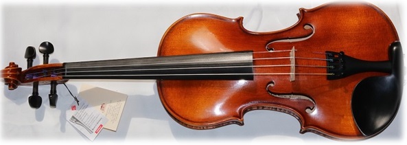 4/4 Viool Ars Music 028 " Hoge kwaliteit, hand gebouwd in Tsjechisch atelier " Het instrument is met zorg gebouwd door vakbekwame bouwers onder leiding van meester-vioolbouwers. Het tempo ligt lager dan in fabrieken: vanwege de aandacht voor elk detail. Het resultaat is een goede toon kwaliteit en afstelling van het instrument gegarandeerd. 4/4 Viool Ars Music 028 " Hoge kwaliteit, hand gebouwd in Tsjechisch atelier " Het instrument is met zorg gebouwd door vakbekwame bouwers onder leiding van meester-vioolbouwers. Het tempo ligt lager dan in fabrieken: vanwege de aandacht voor elk detail. Het resultaat is een goede toon kwaliteit en afstelling van het instrument gegarandeerd.